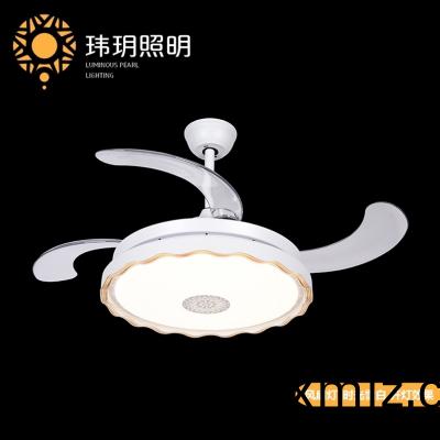 風(feng)扇燈(deng)具有(you)古典美咊現(xiàn)代美(mei)