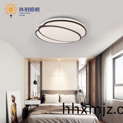 吸(xi)頂燈